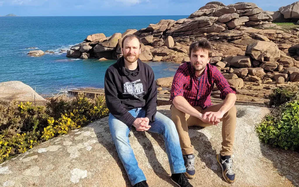 Photo de Christophe et Léo, co-fondateurs de Sekot devant la mer sur un rocher.