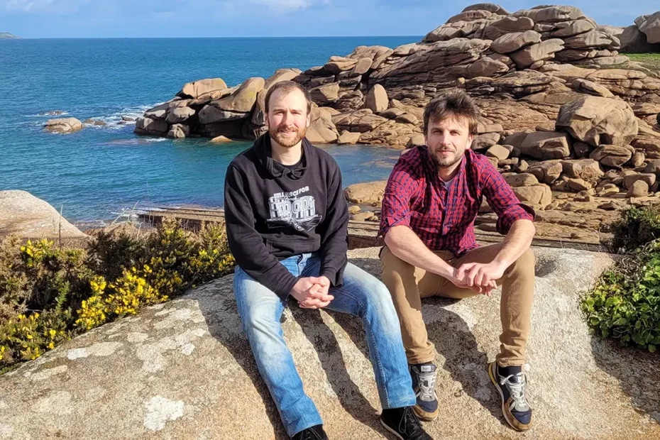 Photo de Christophe et Léo, co-fondateurs de Sekot devant la mer sur un rocher.