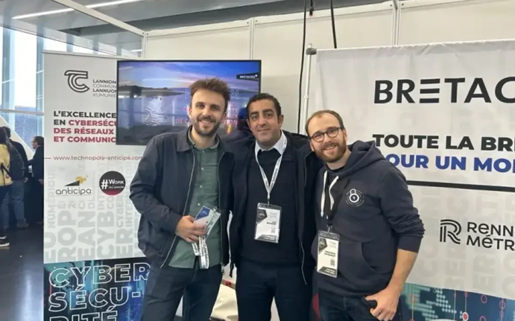 photo des co-fondateurs de Sekost et du représentant de la région Bretagne de l'entreprise SF2i à l'occasion de l'annonce de leur partenariat.