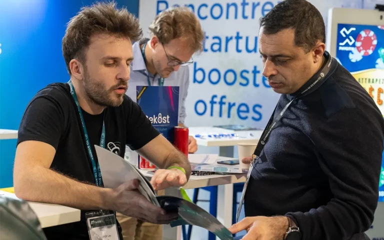 photo du CEO de Sekost présentant le rapport de diagnostic à un homme lors de l'événement IT Partners 2024
