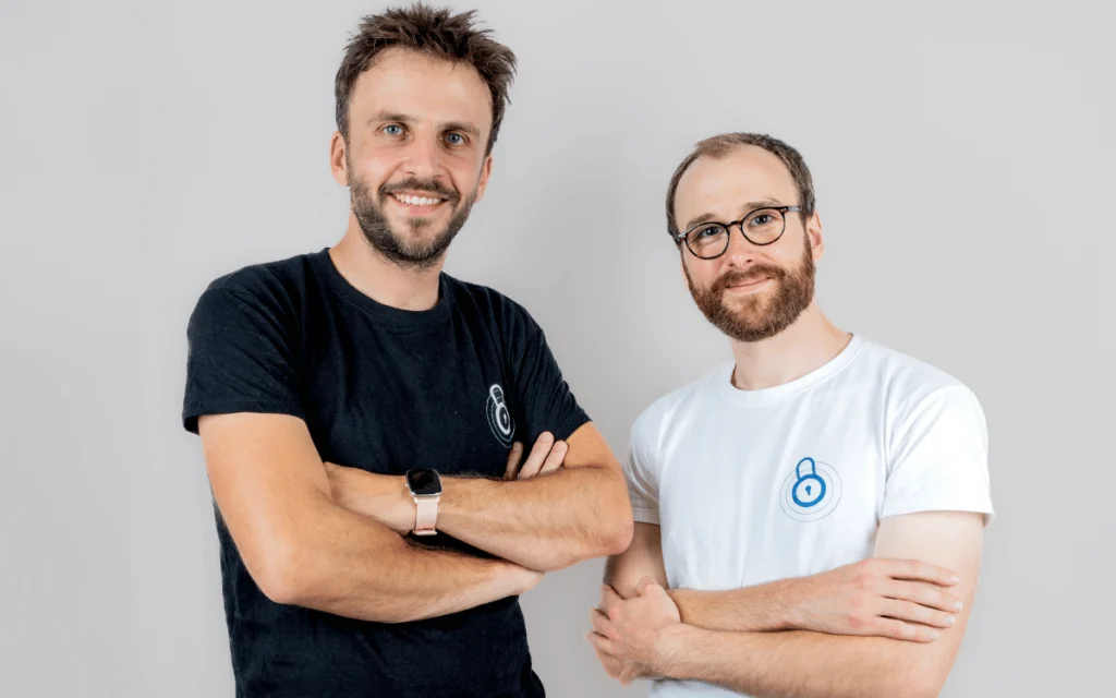 Photo des deux dirigeants de Sekost. A gauche, Léo RICHER, CEO de Sekost. A droite, Christophe HAUQUIERT, CTO de Sekost.