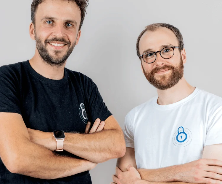 Photo des deux dirigeants de Sekost. A gauche, Léo RICHER, CEO de Sekost. A droite, Christophe HAUQUIERT, CTO de Sekost.