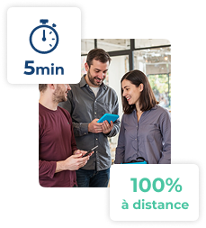3 personnes en train de discuter en souriant avec en haut à gauche un carré avec un minuteur qui dit 5 minutes et en bas à droite un carré qui dit 100% à distance