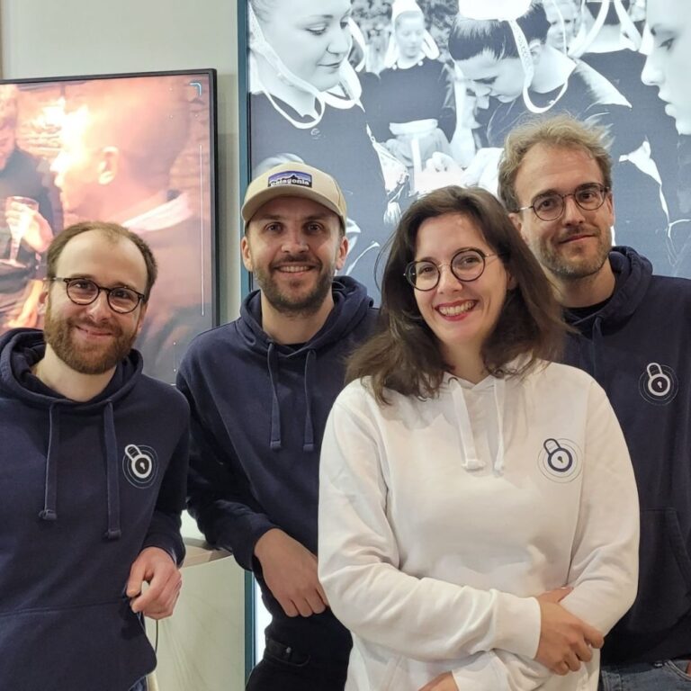 Photo de l'équipe Sekost au Forum InCyber 2025 à Lille. De gauche à droite : Christophe Hauquiert, Léo Richer, Lisa Ferrer et Samuel Richer
