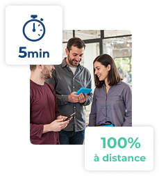 3 personnes en train de discuter en souriant avec en haut à gauche un carré avec un minuteur qui dit 5 minutes et en bas à droite un carré qui dit 100% à distance