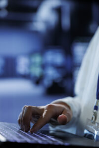 Administrateur réseau utilisant un ordinateur portable dans une salle serveur