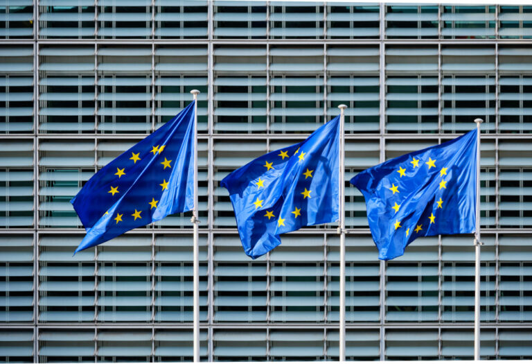 Drapeaux de l’UE devant la Commission européenne