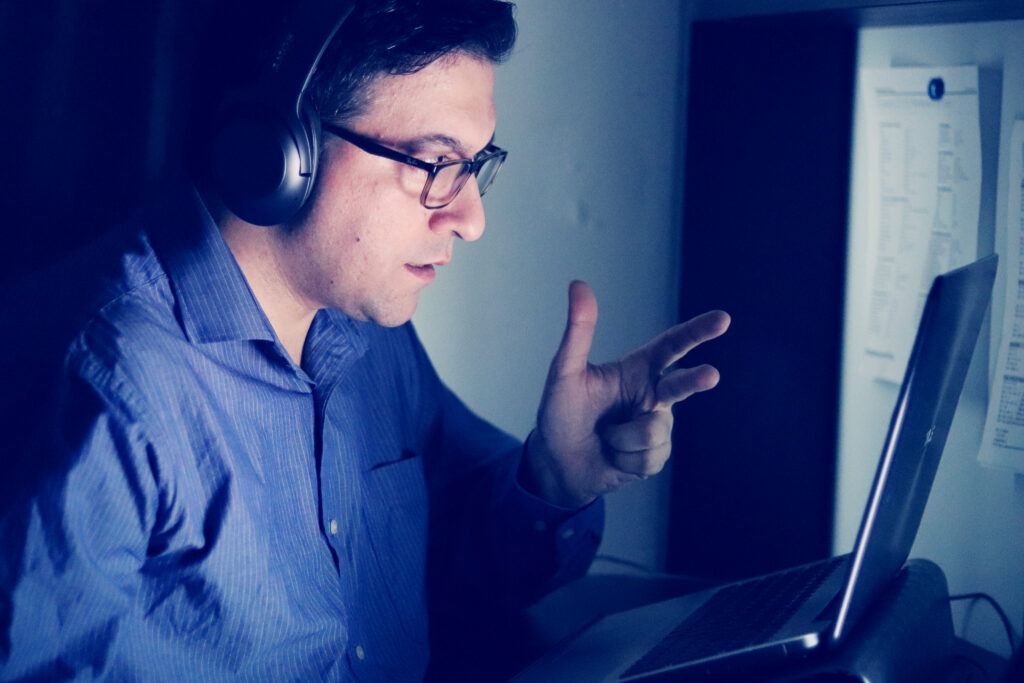 Un homme devant un ordinateur en train de tester une solution EDR