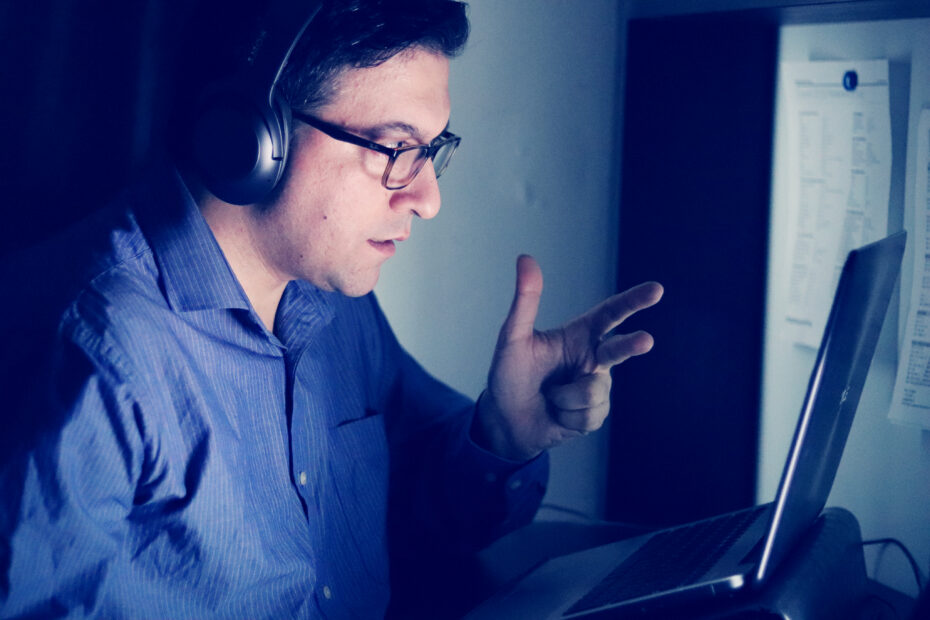 Un homme devant un ordinateur en train de tester une solution EDR