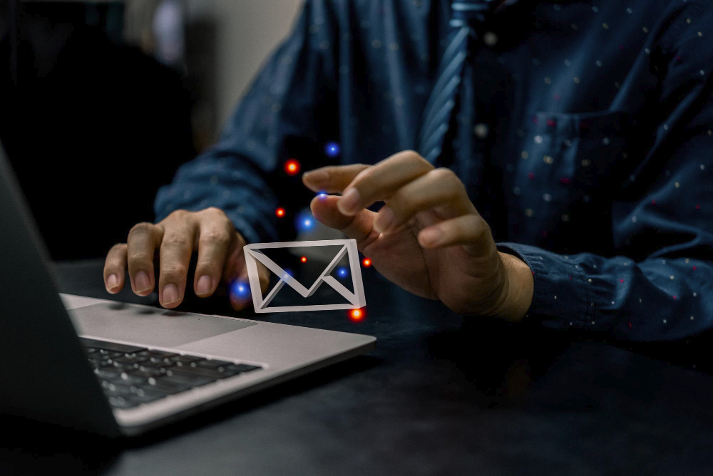 Un employé ouvre un email piégé