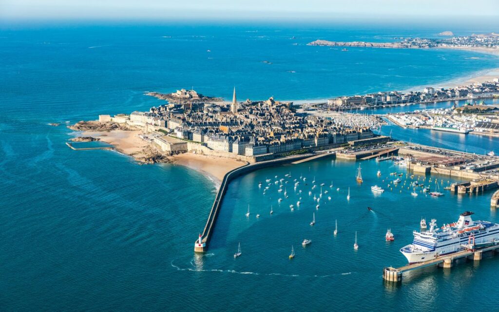 Une vue aérienne de Saint Malo un jour de beau temps