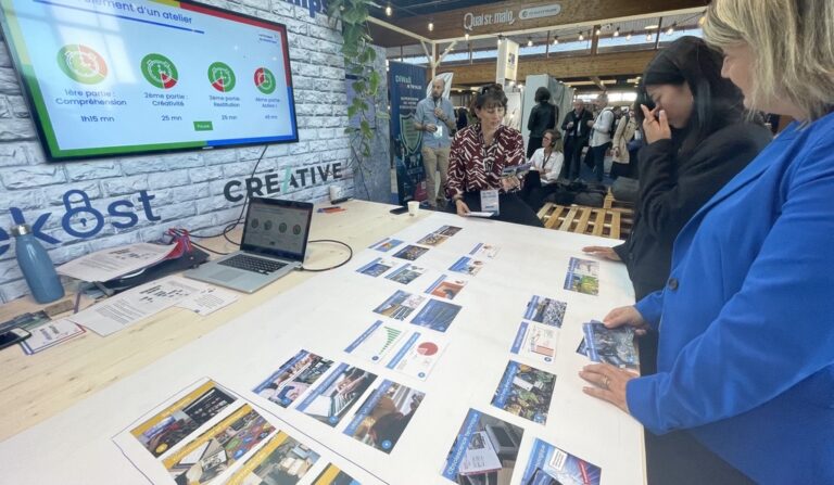 Des personnes regardent les propositions du stand Sekost au FEB