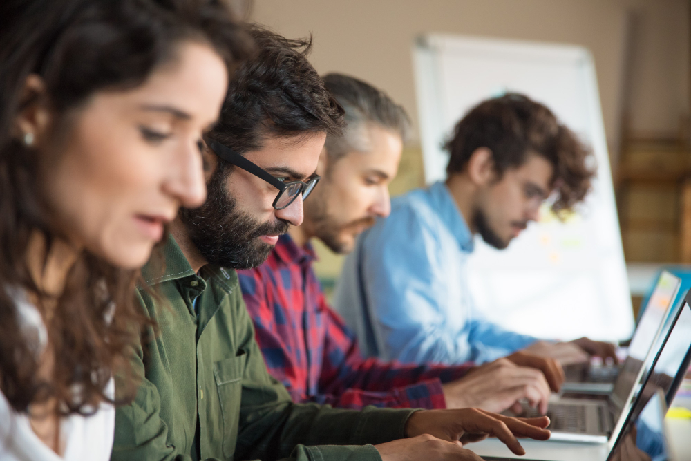 Groupe de collaborateurs travaillant sur la mise en conformité NIS2 en PME