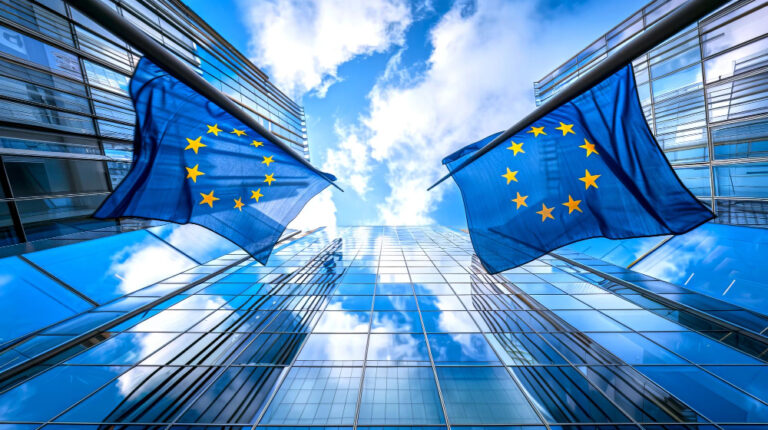 Bâtiment institutionnel avec les drapeaux de l’Union européenne représentant le cadre légal NIS2 : obligations grandissantes pour les PME