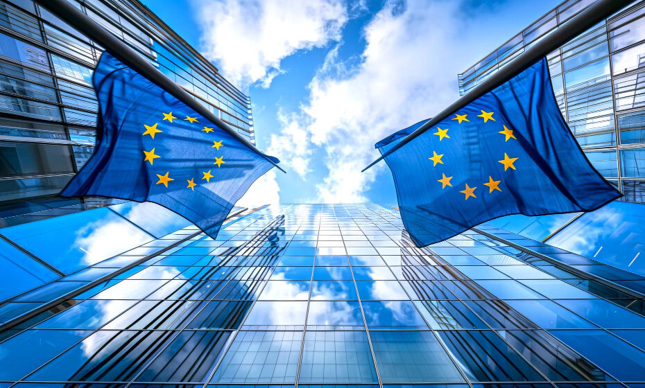 Bâtiment institutionnel avec les drapeaux de l’Union européenne représentant le cadre légal NIS2 : obligations grandissantes pour les PME