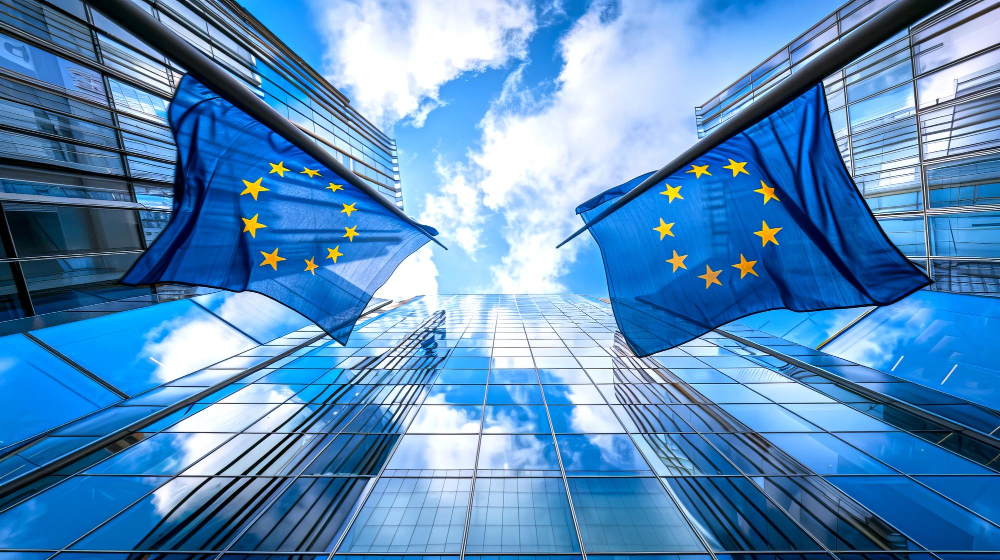 Bâtiment institutionnel avec les drapeaux de l’Union européenne représentant le cadre légal NIS2 : obligations grandissantes pour les PME