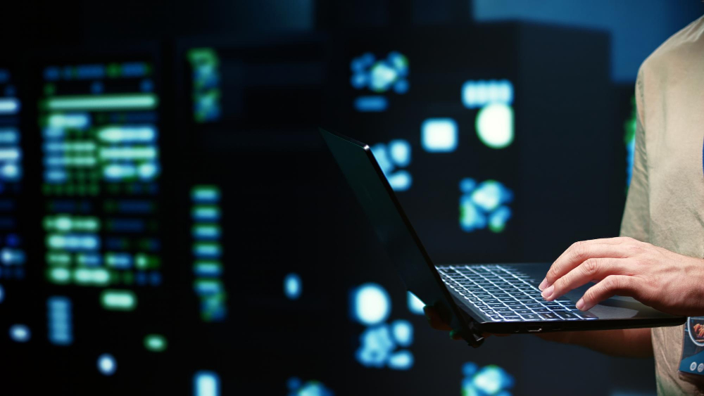 Ingénieur en cybersécurité analysant les services exposés via un ordinateur portable