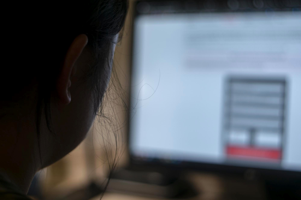 Ordinateur affichant des alertes de sécurité détectées par un scanner de vulnérabilités