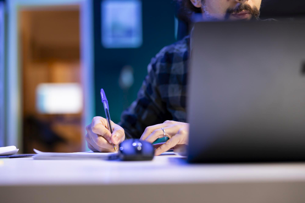 Expert en cybersécurité réalisant un test d’intrusion informatique et rédigeant un rapport d’analyse