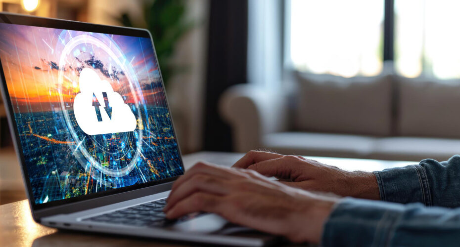 Un ordinateur avec un logo de connexion au cloud pour illustrer le comparatif EDR vs XDR