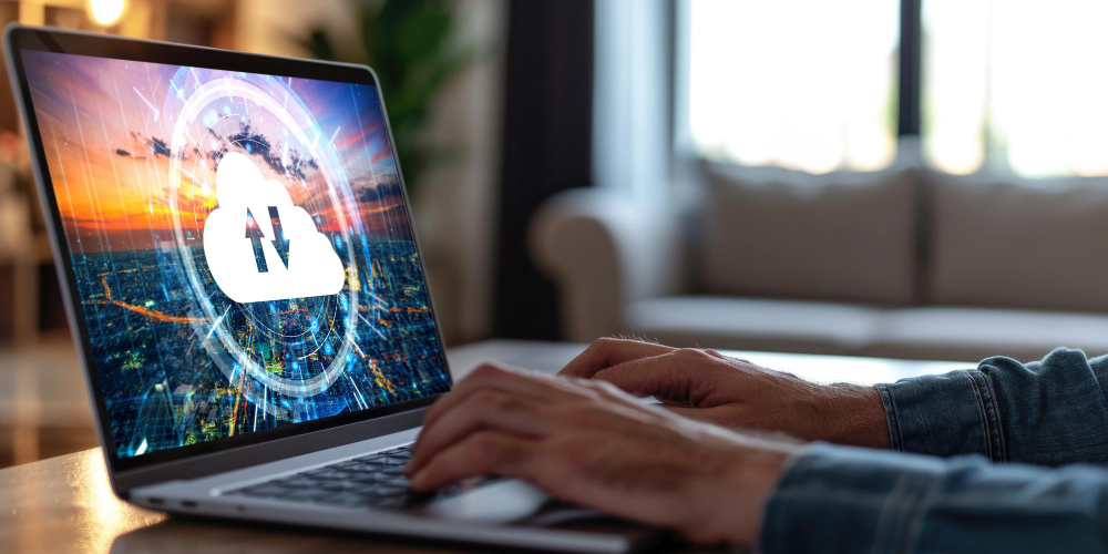 Un ordinateur avec un logo de connexion au cloud pour illustrer le comparatif EDR vs XDR