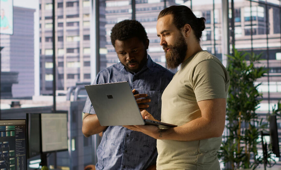 Deux collaborateurs discutant des risques liés aux fournisseurs et des exigences de sécurité dans une démarche TPRM