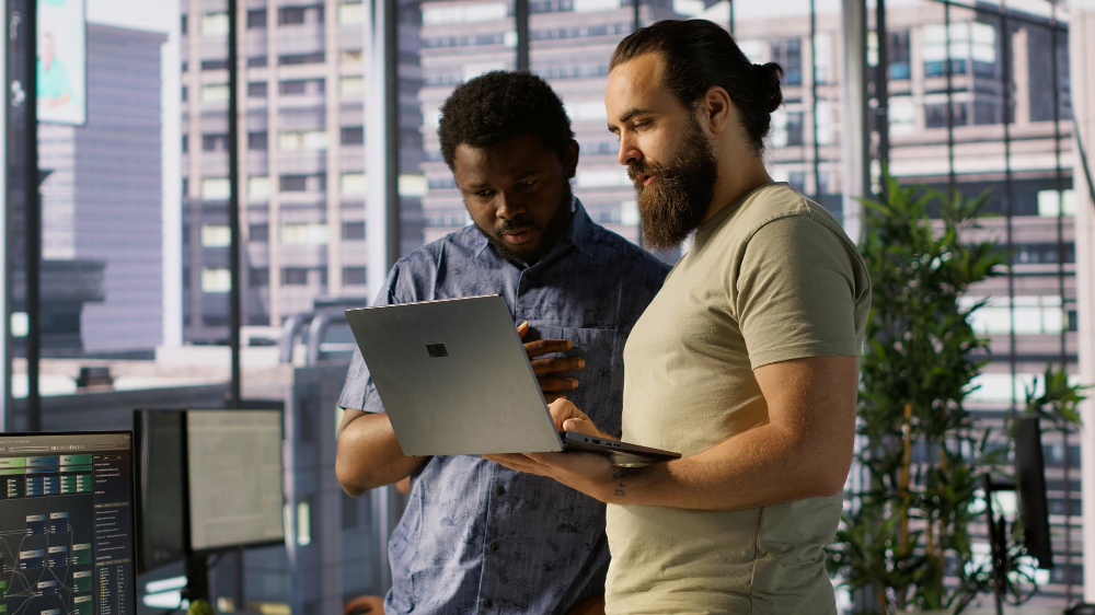 Deux collaborateurs discutant des risques liés aux fournisseurs et des exigences de sécurité dans une démarche TPRM