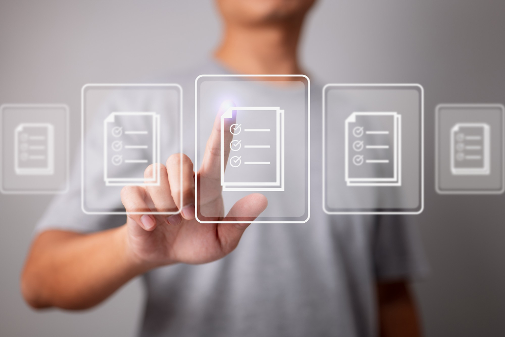 Un homme regarde une checklist pour illustrer le guide ReCyF