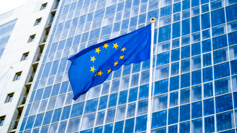 Drapeau de l’Union européenne illustrant la réglementation Cyber Resilience Act sur la cybersécurité