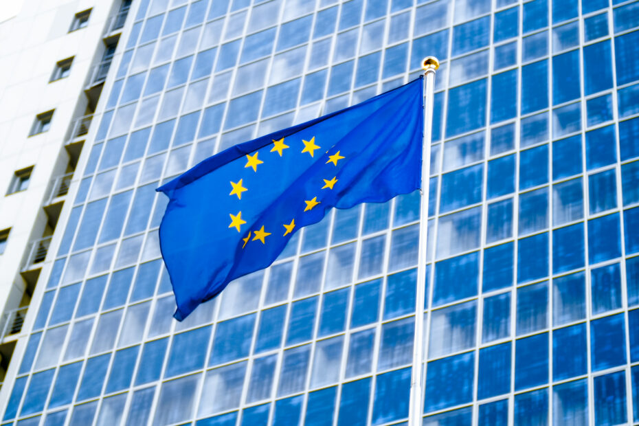 Drapeau de l’Union européenne illustrant la réglementation Cyber Resilience Act sur la cybersécurité