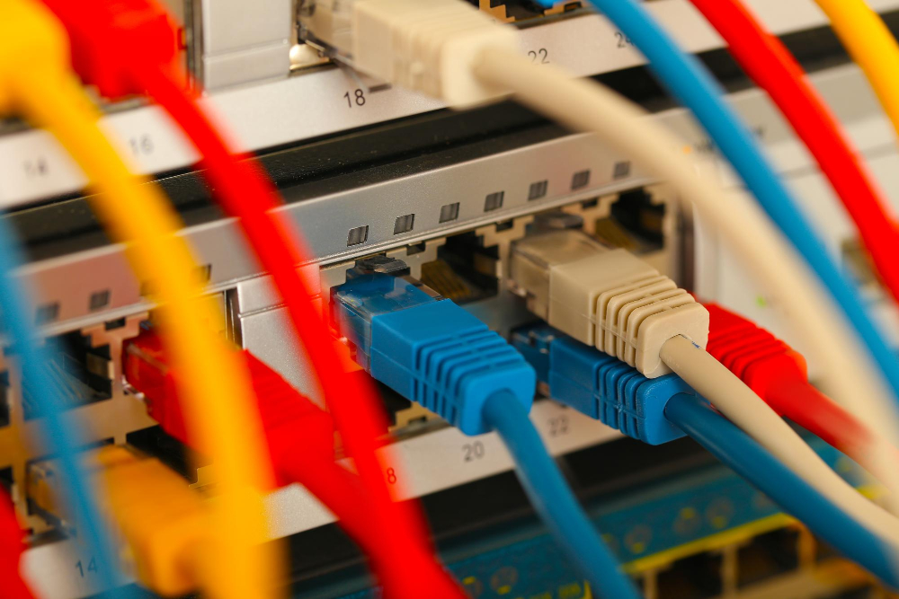 Câbles réseau illustrant l’infrastructure informatique d’une entreprise, au cœur des enjeux de cybersécurité face aux menaces réseau