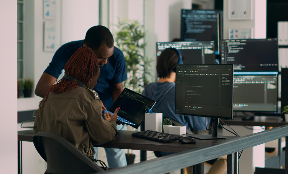 Deux personnes qui travaillent pour un SOC traitent une alerte cybersécurité dans une PME