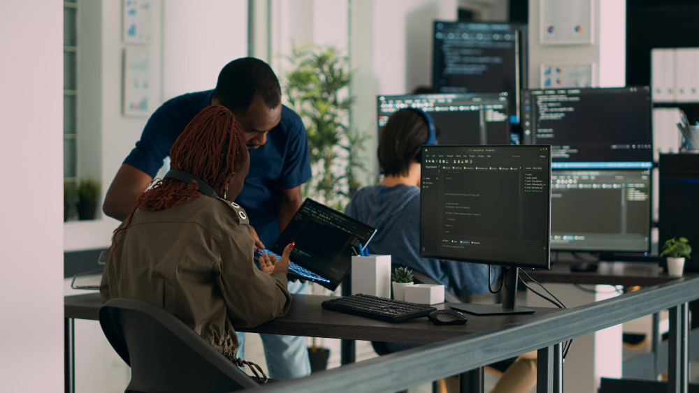 Deux personnes qui travaillent pour un SOC traitent une alerte cybersécurité dans une PME