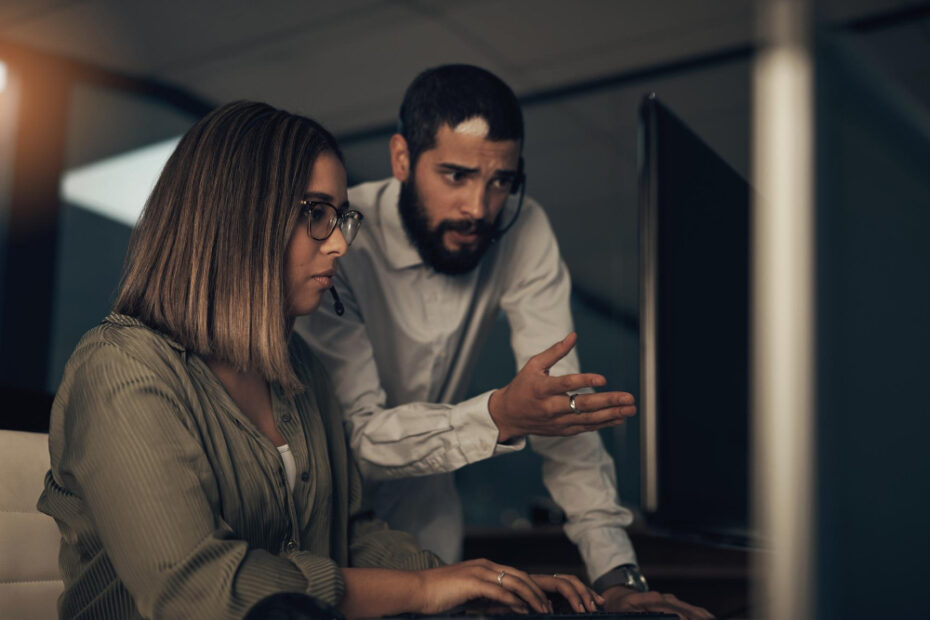 Deux techniciens IT interviennent suite à une cyberattaque