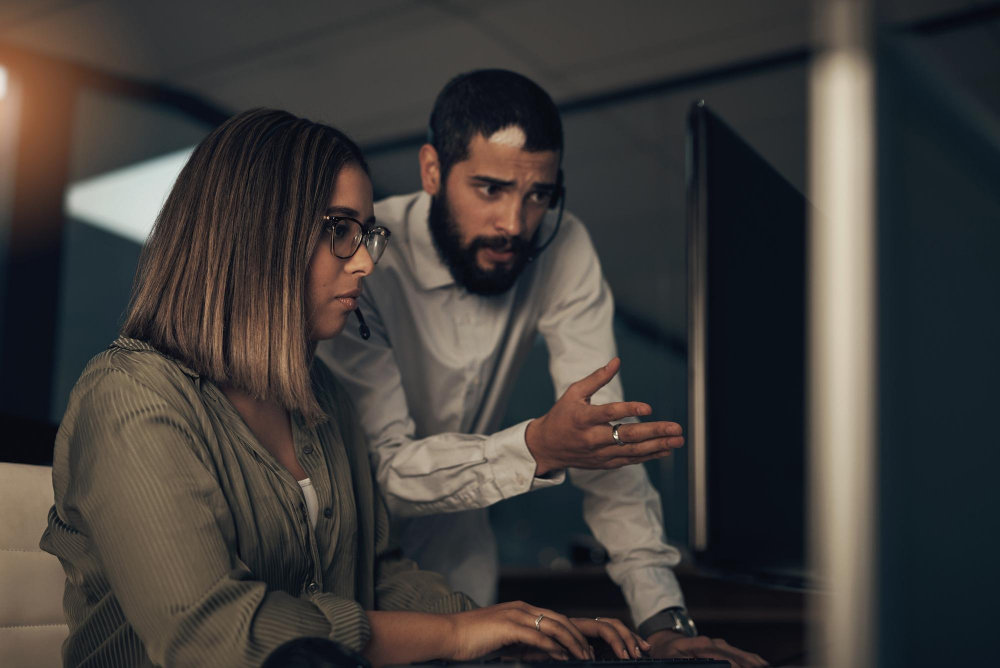 Deux techniciens IT interviennent suite à une cyberattaque