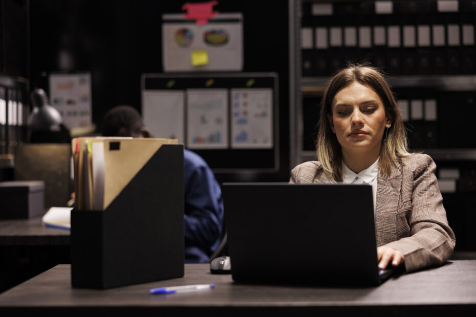 Une femme consulte son ordinateur pour stopper la cyberattaque qui touche sa collectivité.