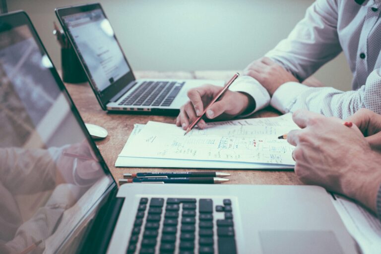 Un dirigeant de PME souscrit à une cyberassurance