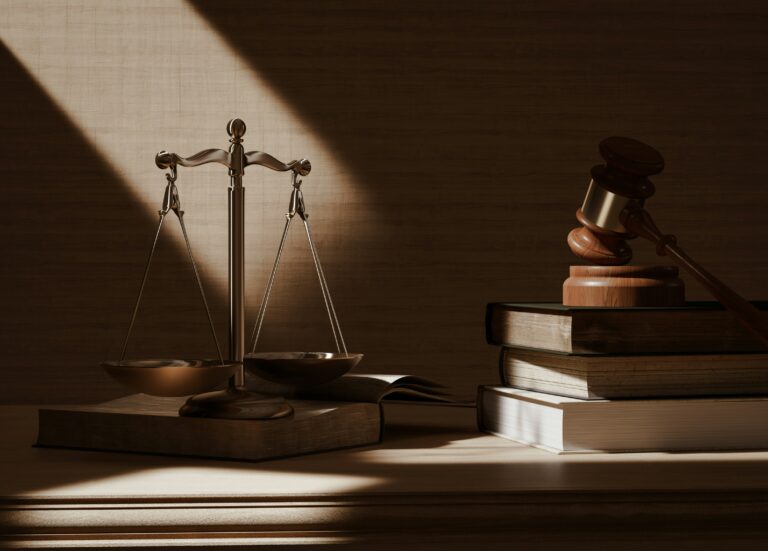 une balance est posée sur un bureau