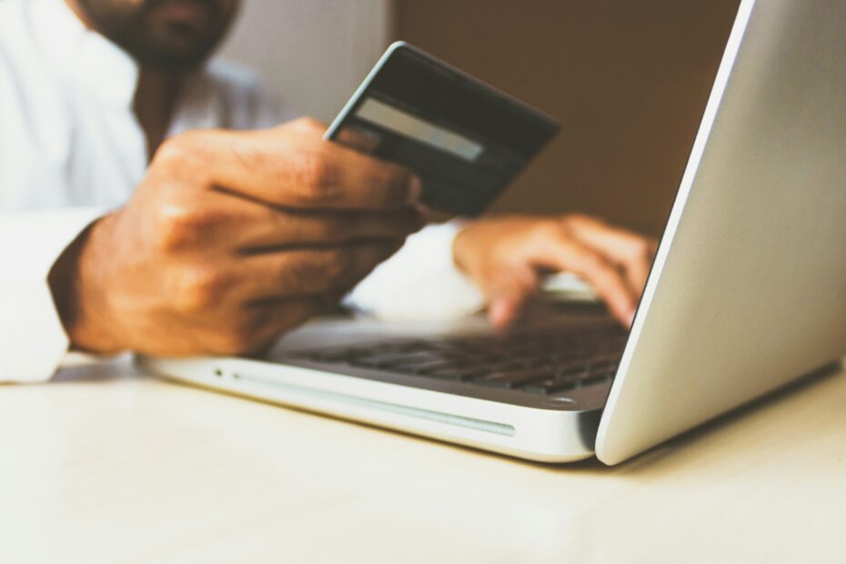 Un internaute commande un produit sur un site e-commerce