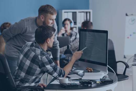 Faites vous accompagner par un partenaire de l’écosystème Sekost Deux hommes jeunes qui regardent un écran d'ordinateur